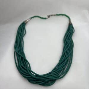 Collar de piedras verdes.