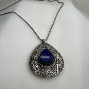 Colgante de plata envejecida con piedra natural.