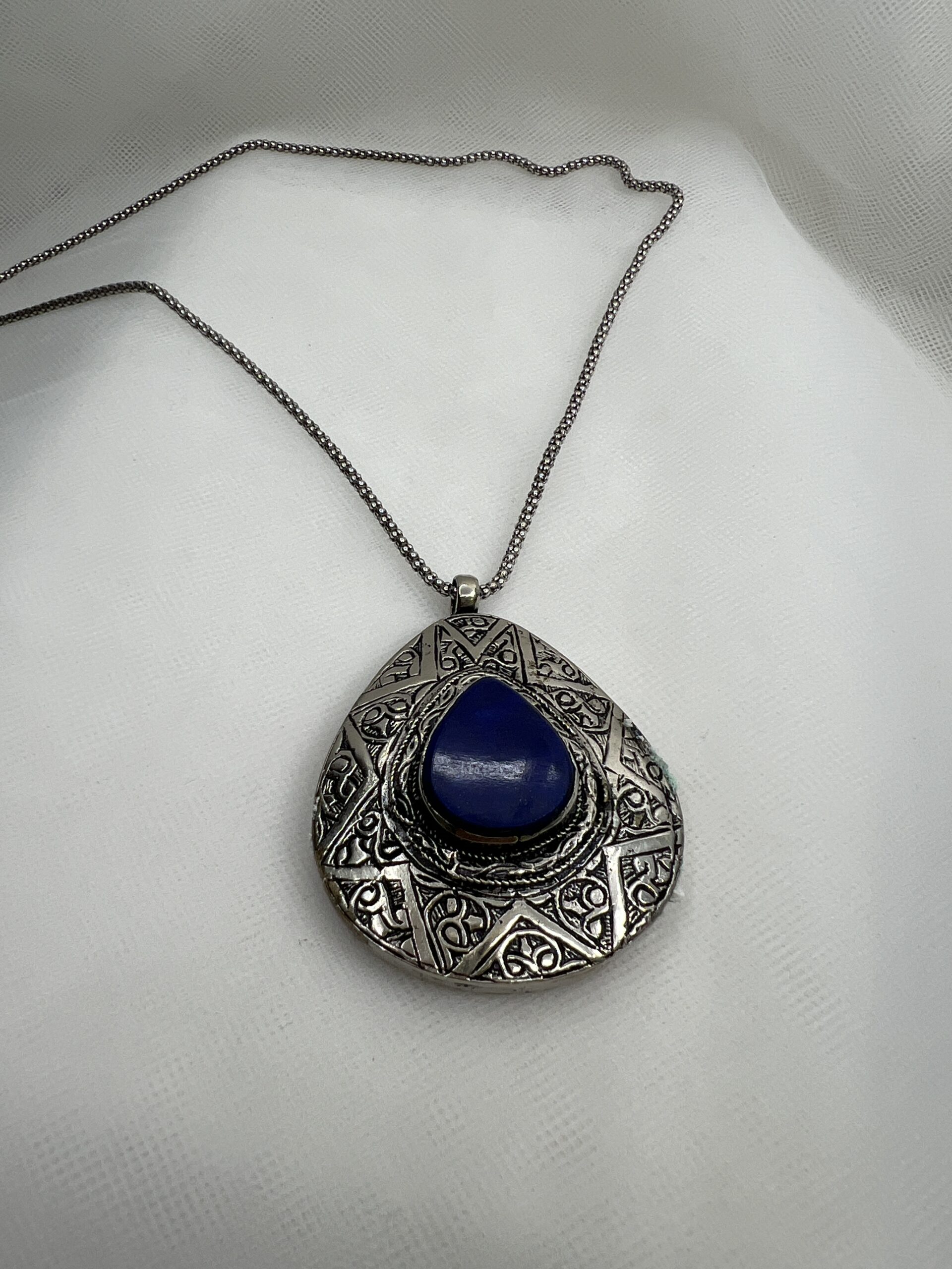 Colgante de plata envejecida con piedra natural.