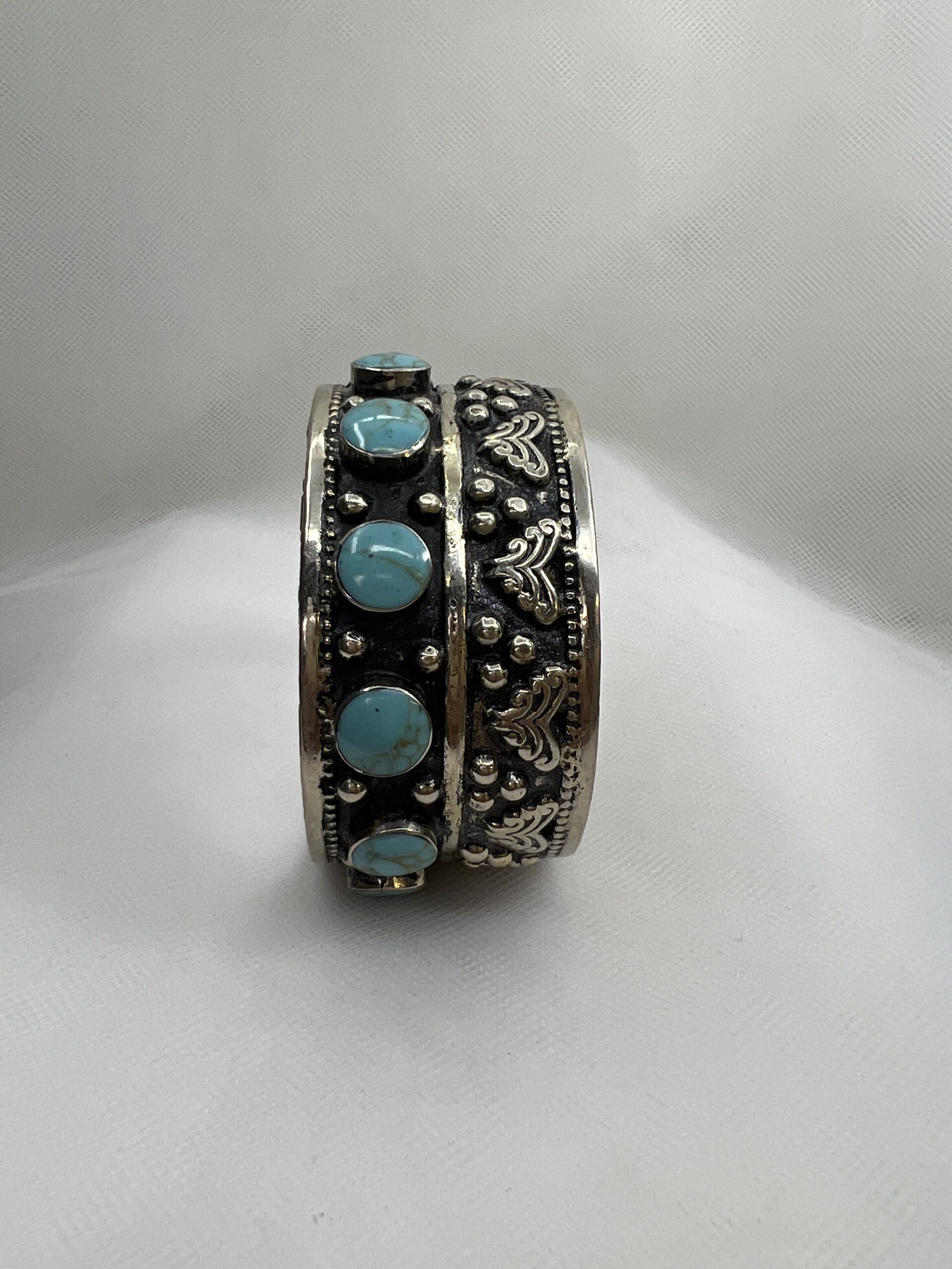 Esclava de plata envejecida con turquesas.