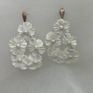 Pendientes de plata chapados en oro rosa con flores de porcelana y perlas naturales