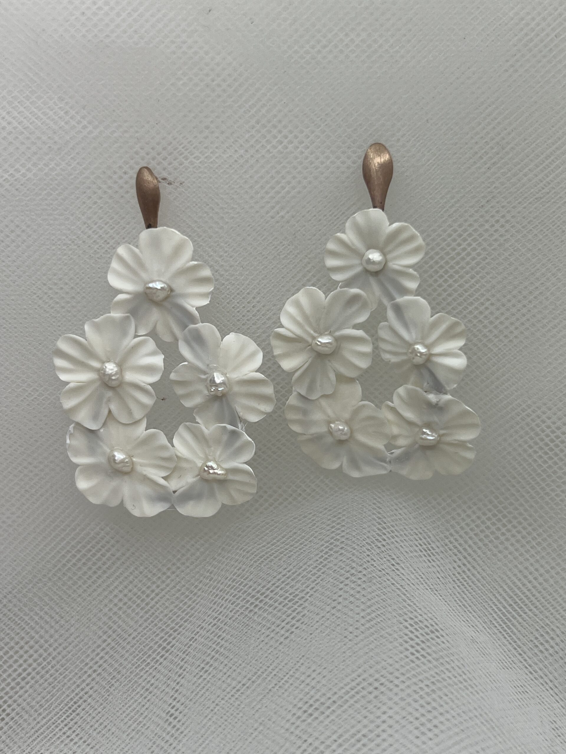 Pendientes de plata chapados en oro rosa con flores de porcelana y perlas naturales