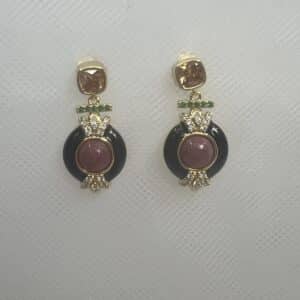 Pendientes de plata chapados en oro amarillo con piedras naturales esmalte negro y circonitas.