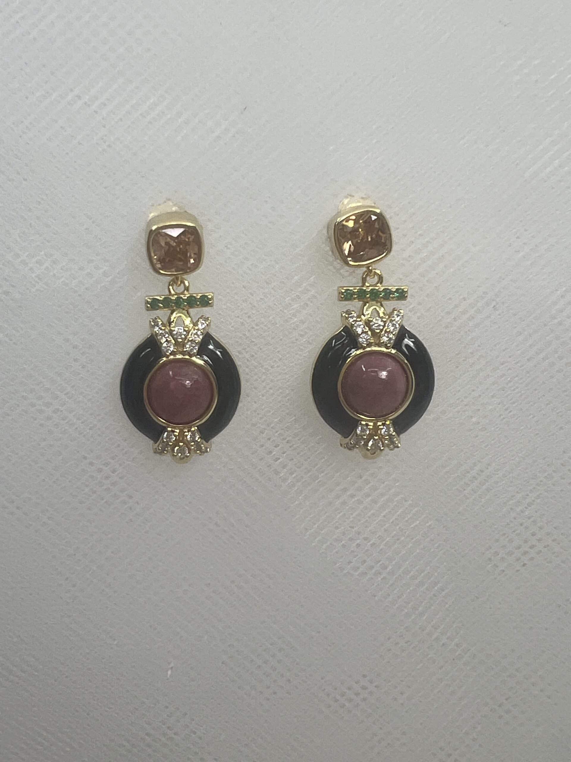 Pendientes de plata chapados en oro amarillo con piedras naturales esmalte negro y circonitas.