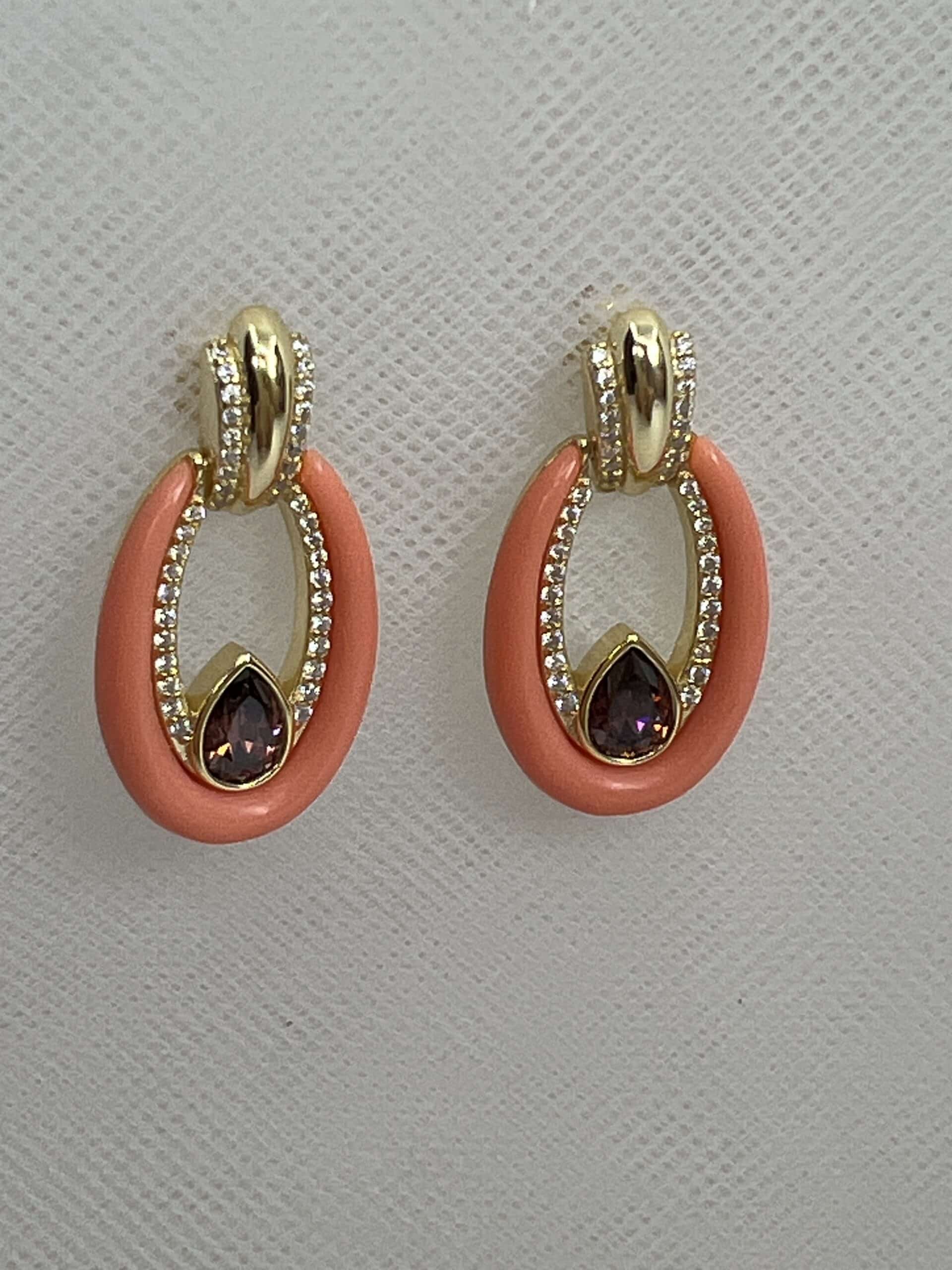 Pendientes de plata chapados en oro amarillo con pasta de coral circonita granate y circonitas blancas.