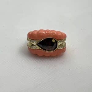 Anillo de plata chapado en oro amarillo sello de pasta de coral con circonita granate y circonitas blancas.