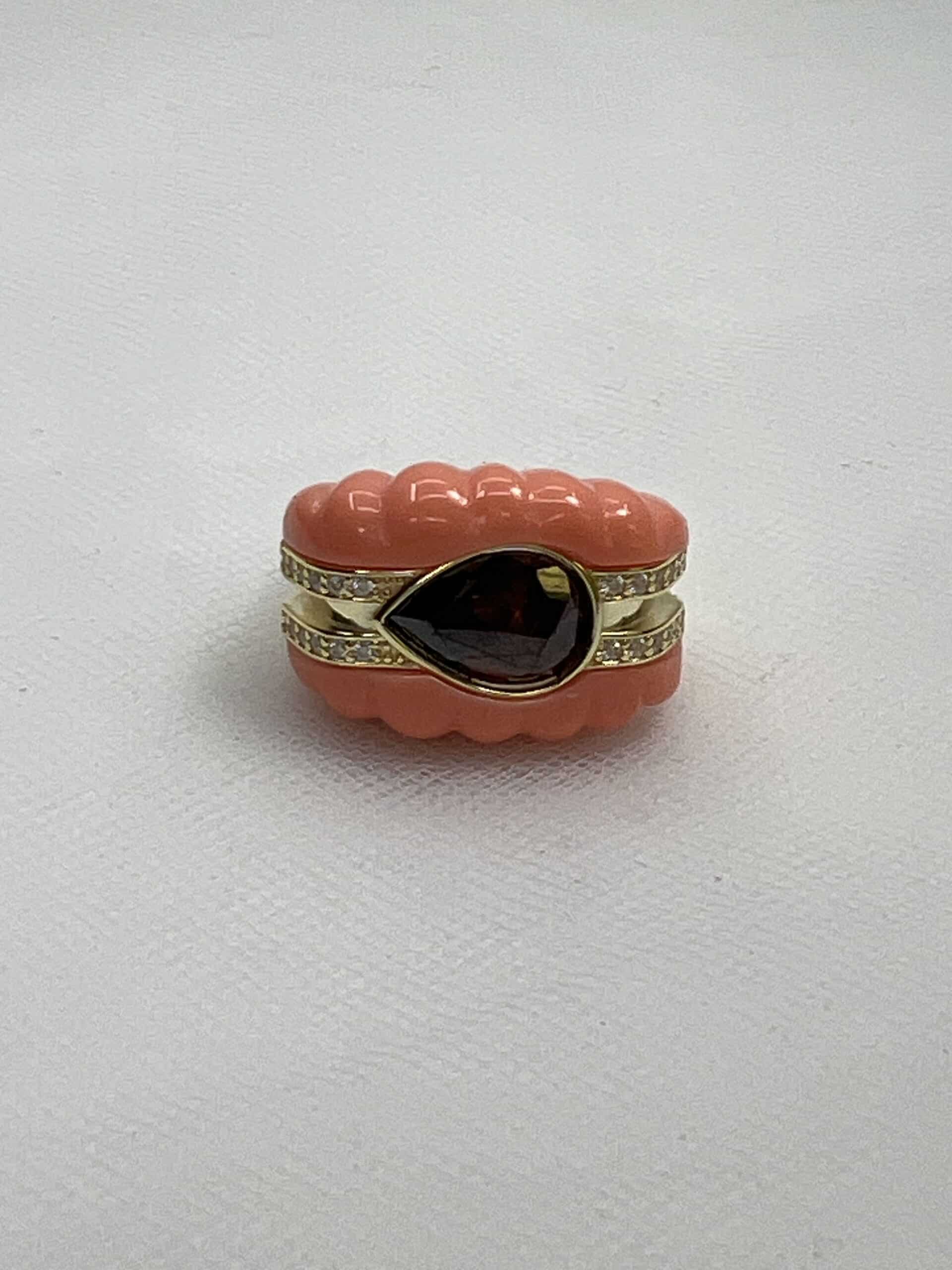 Anillo de plata chapado en oro amarillo sello de pasta de coral con circonita granate y circonitas blancas.