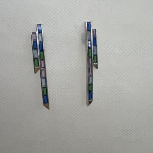 Pendientes largos de plata rodiados en oro blanco con circonitas de distintos colores.