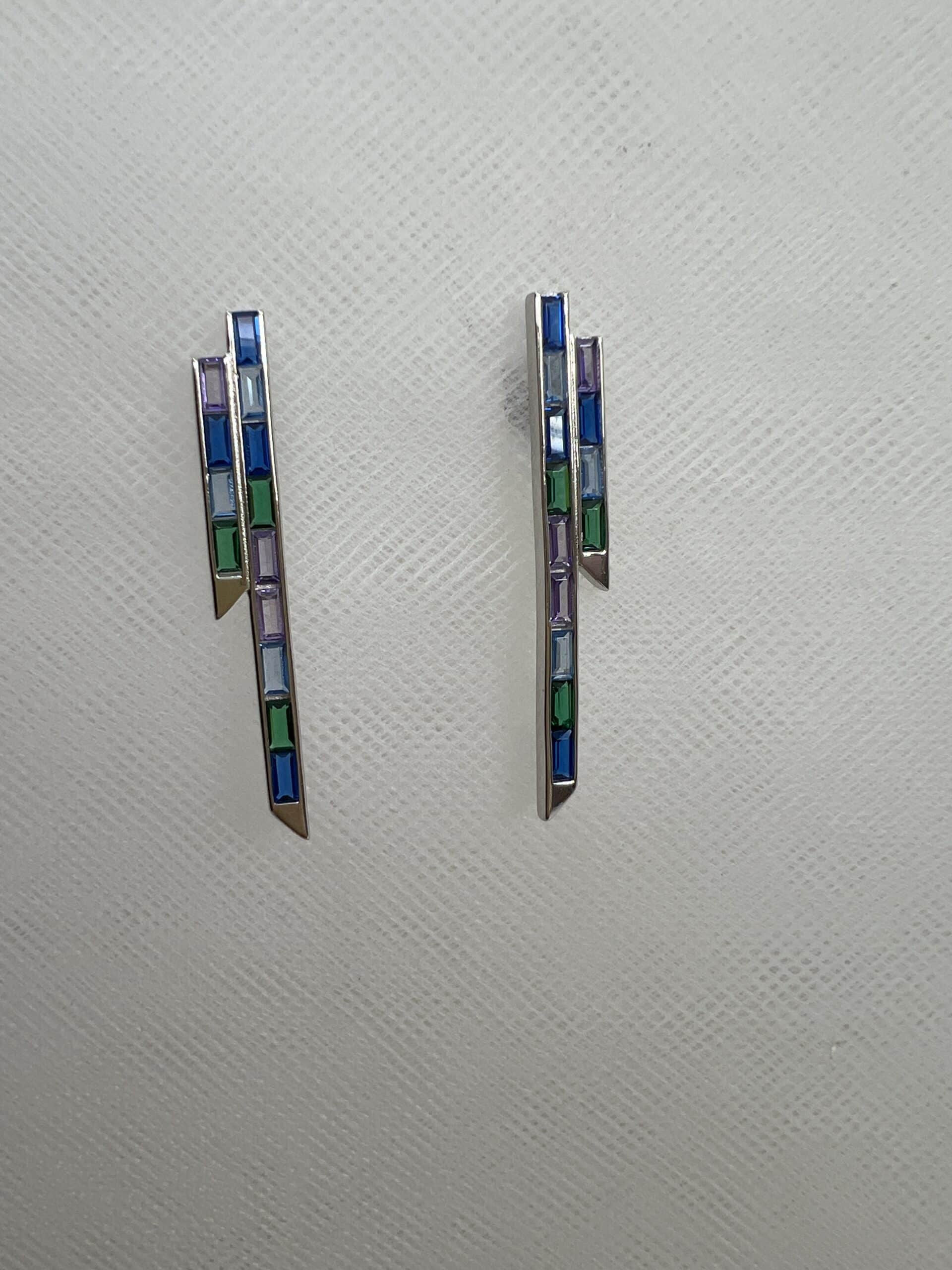 Pendientes largos de plata rodiados en oro blanco con circonitas de distintos colores.