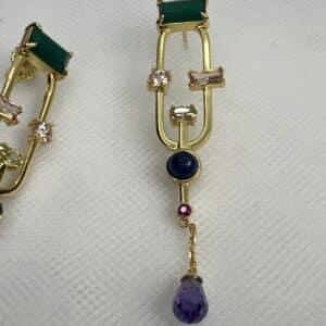 Pendientes largos de plata chapados en oro amarillo con circonitas de colores y lapislazuli.