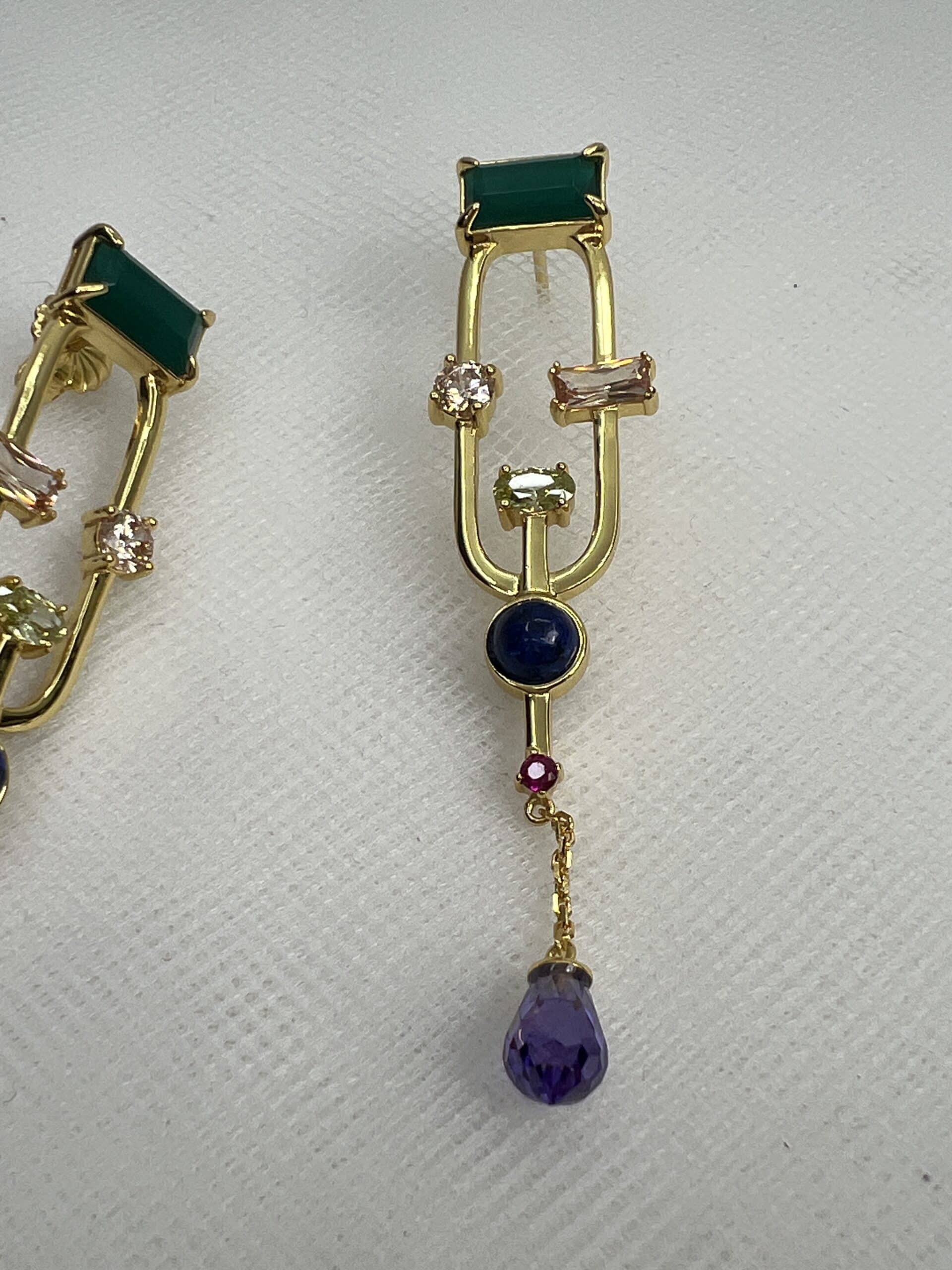 Pendientes largos de plata chapados en oro amarillo con circonitas de colores y lapislazuli.