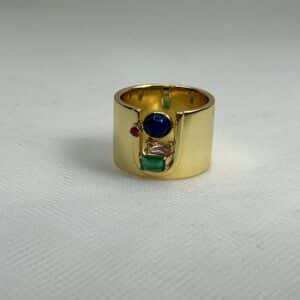 Anillo de plata chapado en oro amarillo con circonitas y lapislazuli.