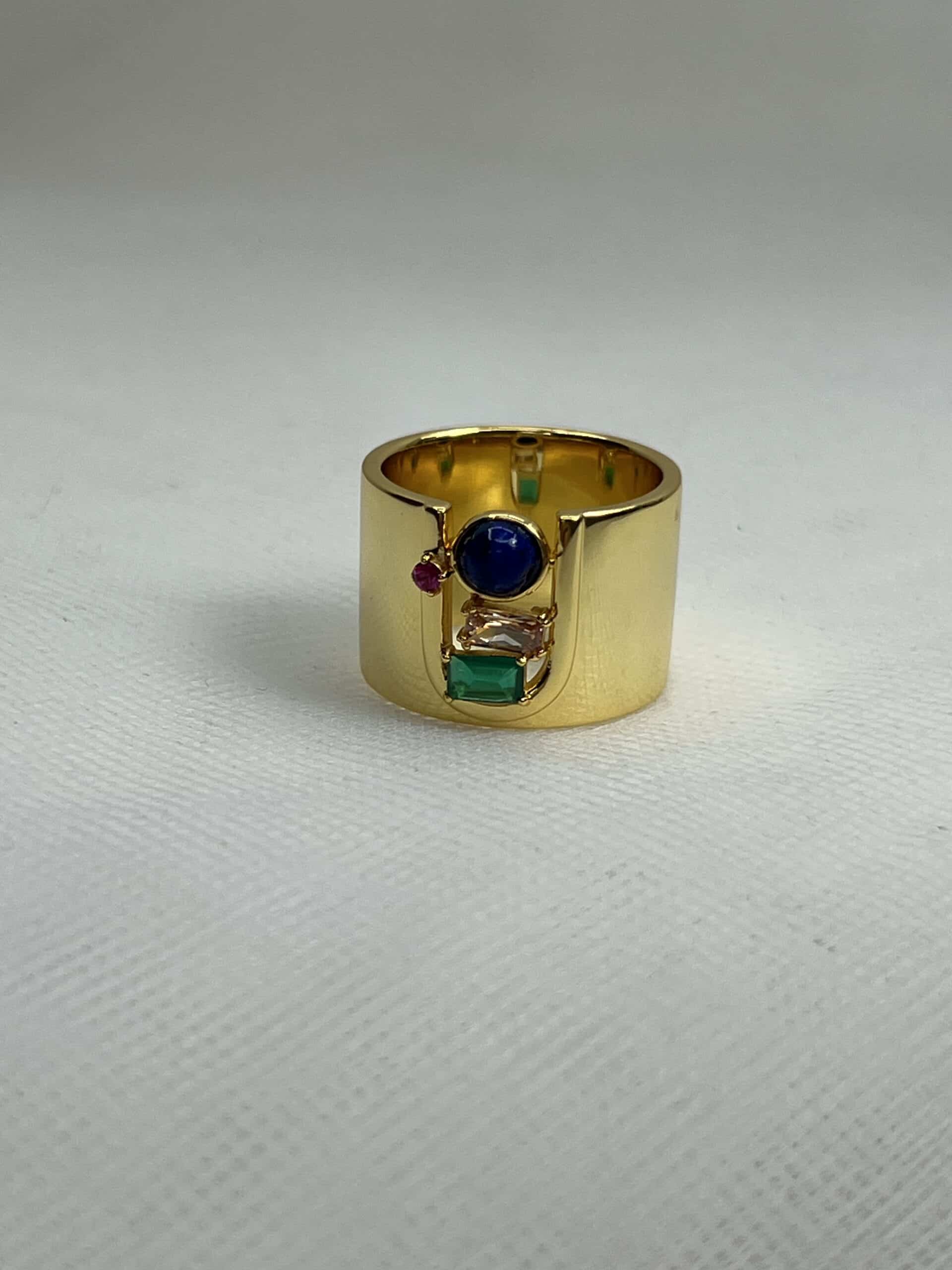Anillo de plata chapado en oro amarillo con circonitas y lapislazuli.