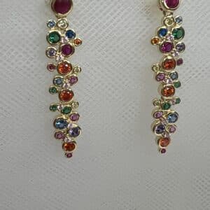 Pendientes largos de plata chapados en oro amarillo y circonitas de colores.
