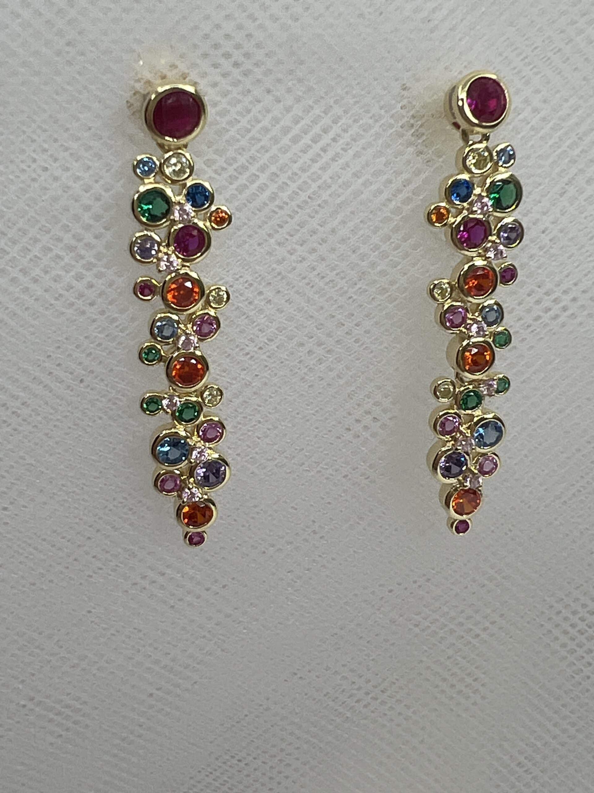 Pendientes largos de plata chapados en oro amarillo y circonitas de colores.