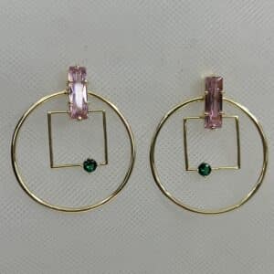 Pendientes largos de plata chapados en oro amarillo con circonitas rosas y verdes.