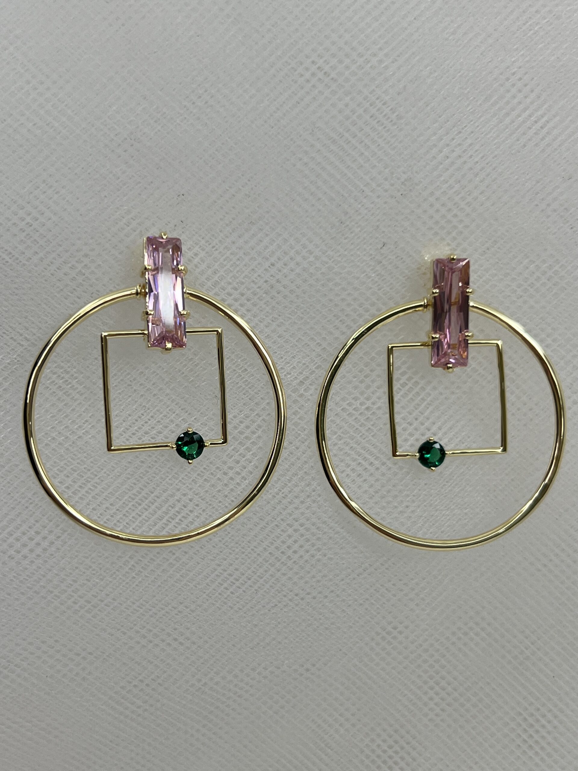 Pendientes largos de plata chapados en oro amarillo con circonitas rosas y verdes.