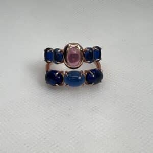 Anillo de plata rodiado en oro rosa con piedras cabujon rosa y azules.