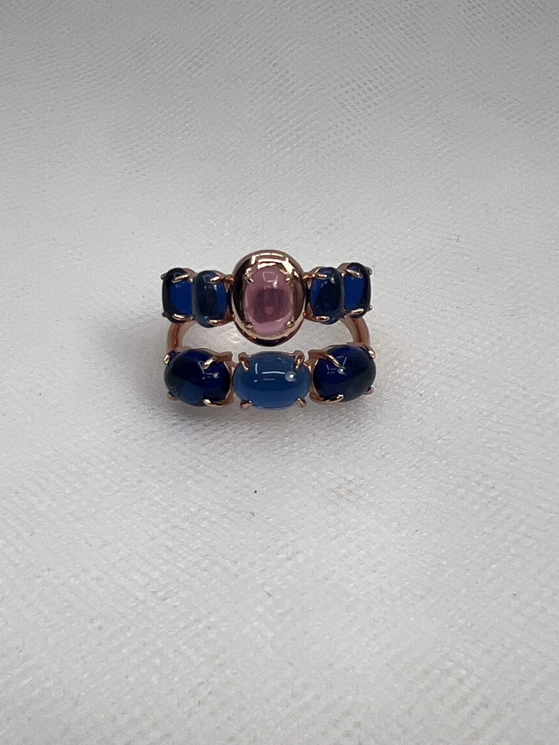 Anillo de plata rodiado en oro rosa con piedras cabujon rosa y azules.