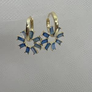 Pendientes de plata chapados en oro amarillo aros con colgantes de circonitas azules desmontables.