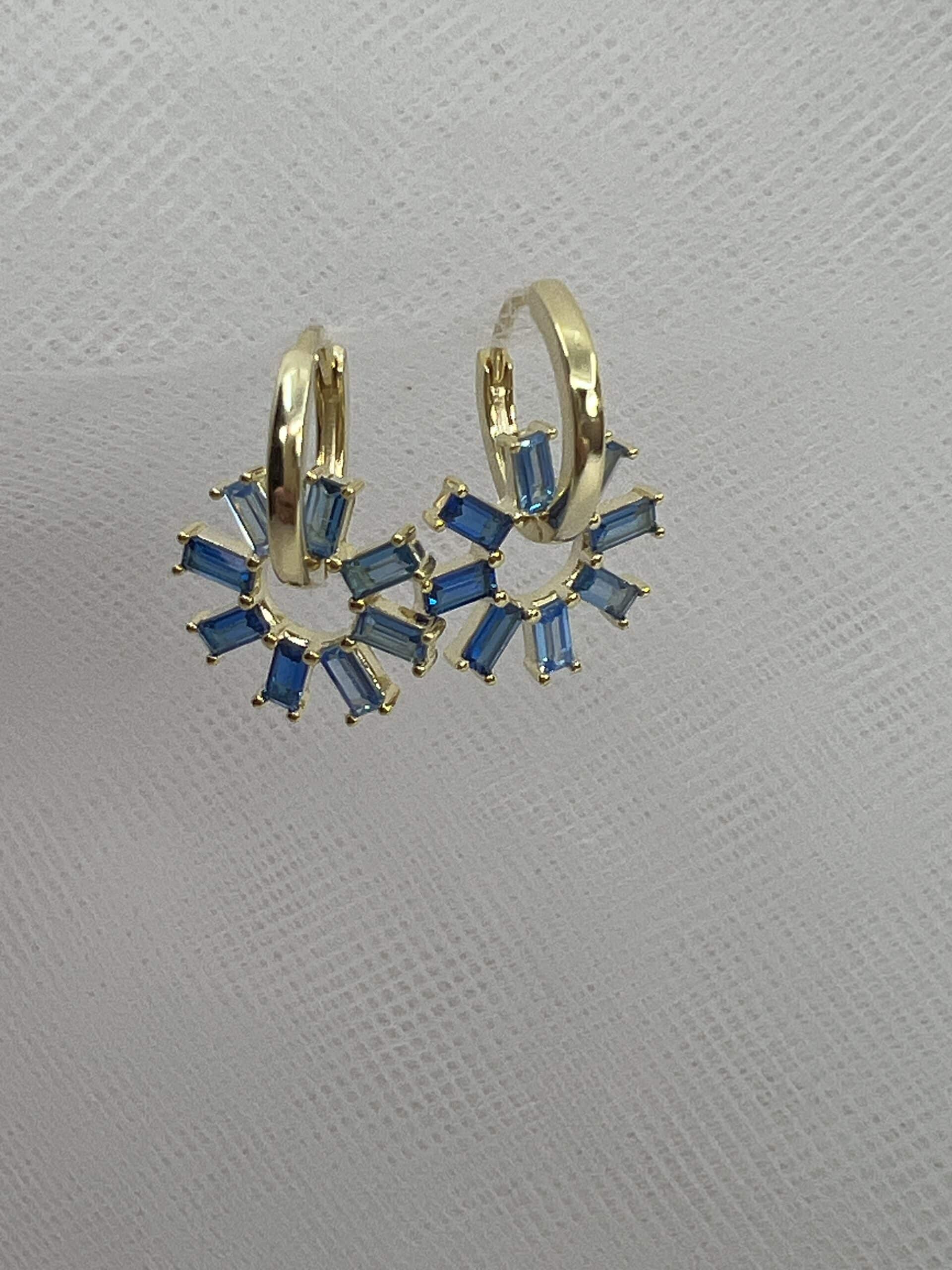 Pendientes de plata chapados en oro amarillo aros con colgantes de circonitas azules desmontables.