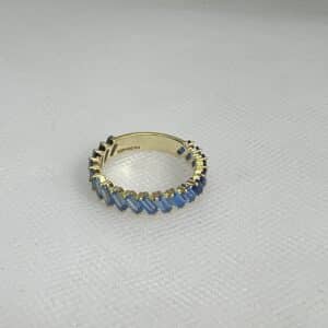 Anillo de plata chapado en oro amarillo con circonitas de tonos azules.