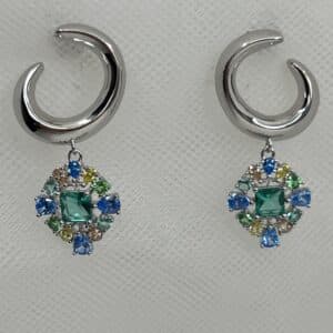 Pendientes de plata rodiados en oro blanco medios circulos con colgantes de circonitas de colores.