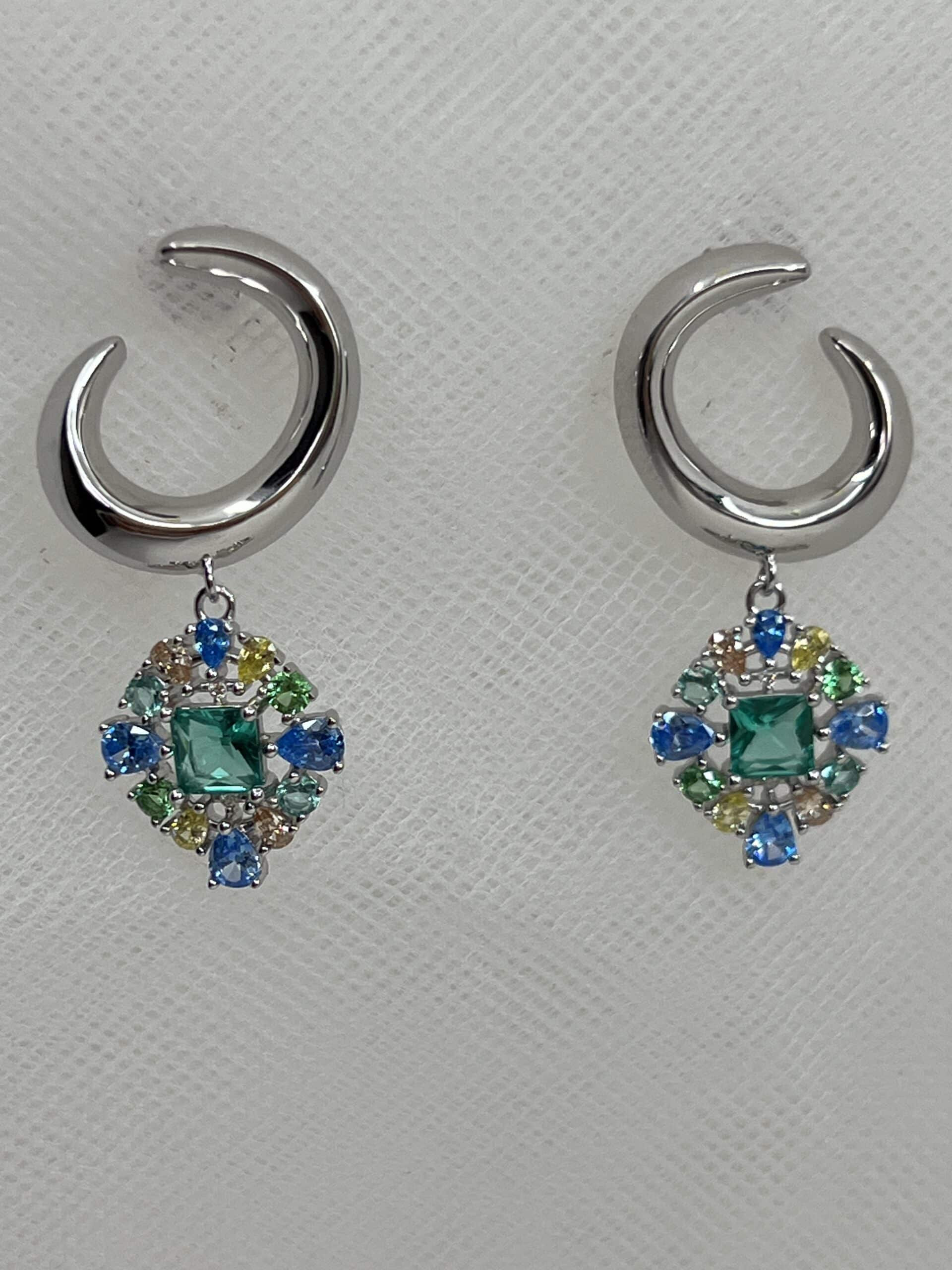 Pendientes de plata rodiados en oro blanco medios circulos con colgantes de circonitas de colores.