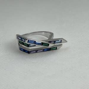 Anillo de plata rodiado en oro blanco con circonitas de colores.