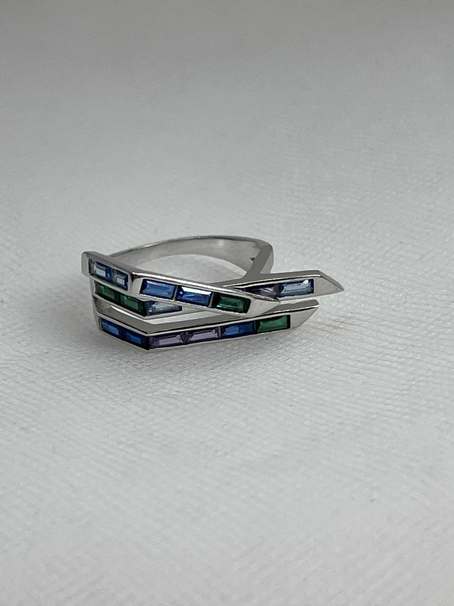 Anillo de plata rodiado en oro blanco con circonitas de colores.