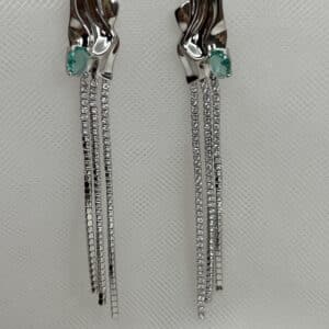 Pendientes largos de plata rodiados en oro blanco boton ondulado con circonita verde y cadenas con circonitas.