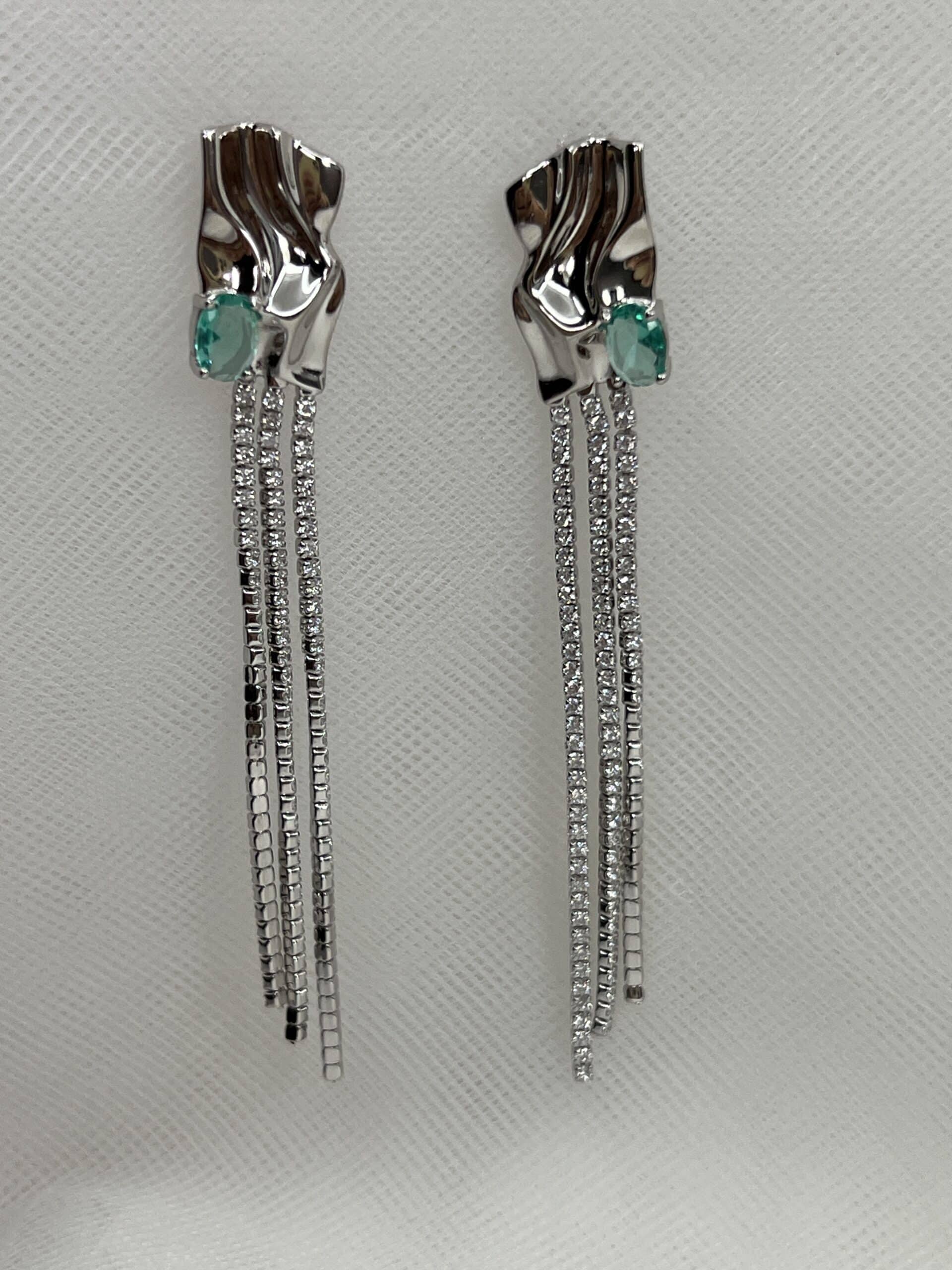 Pendientes largos de plata rodiados en oro blanco boton ondulado con circonita verde y cadenas con circonitas.