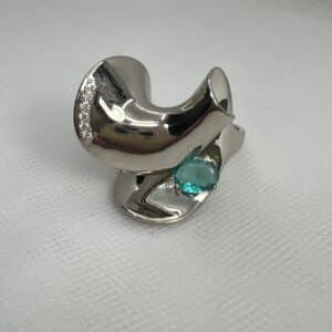 Anillo de plata rodiado en oro blanco con circonita verde y blancas.