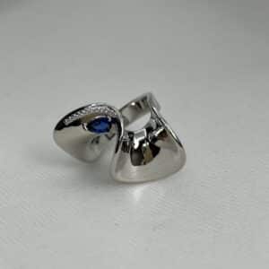Anillo de plata rodiado en oro blanco con circonita azul y blancas.