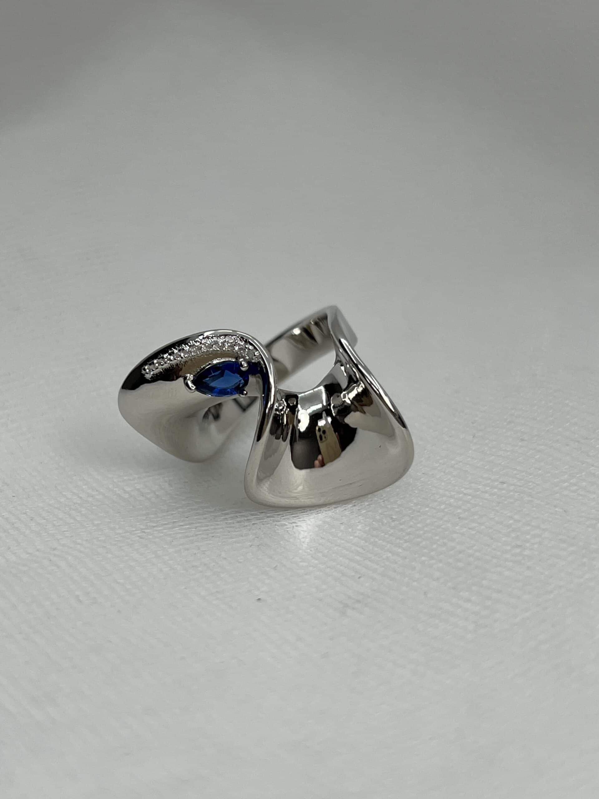 Anillo de plata rodiado en oro blanco con circonita azul y blancas.