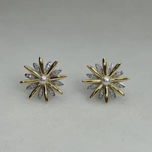 Pendientes de plata chapada en oro blanco y amarillo flores con perla natural y circonitas.