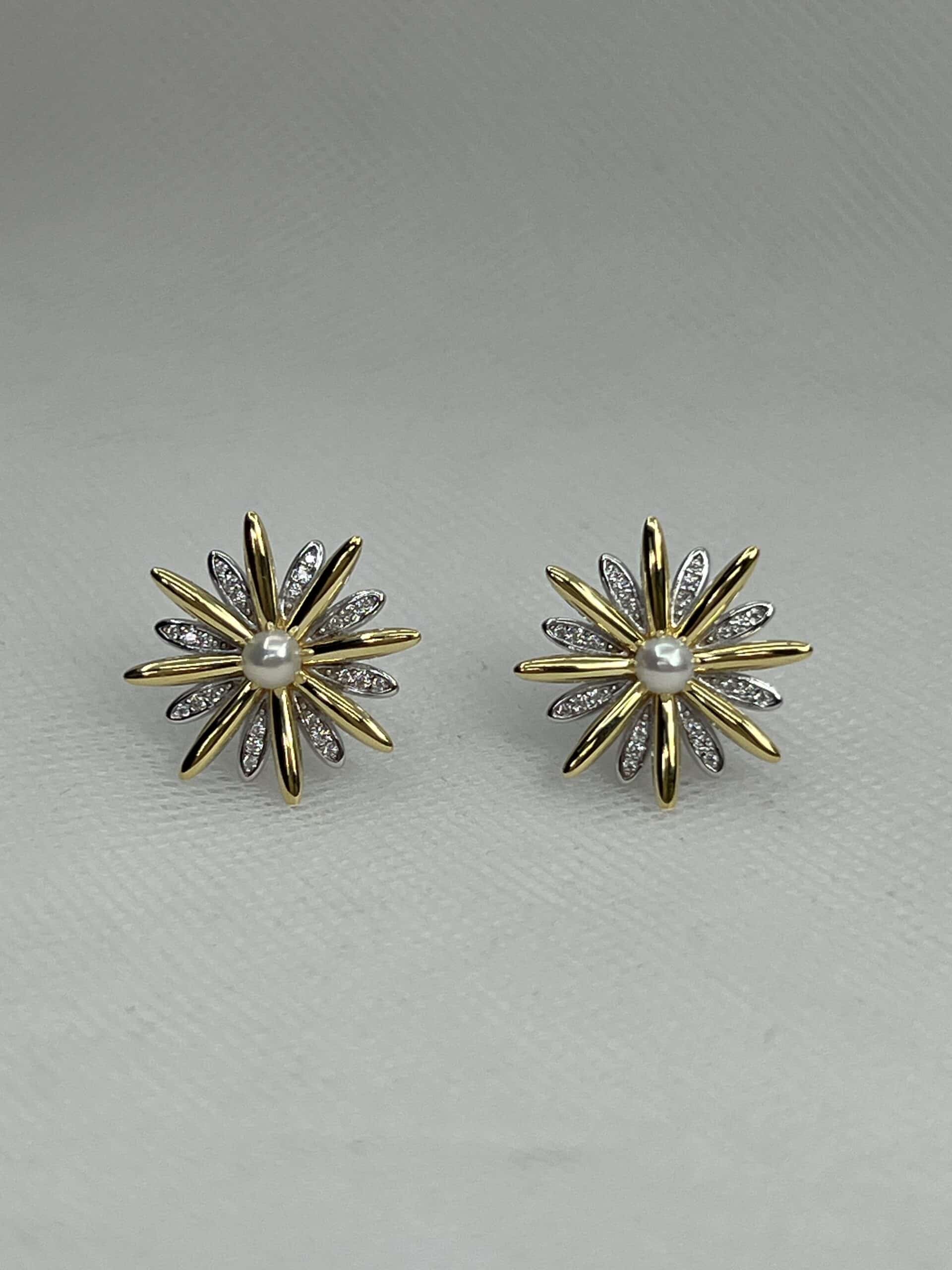 Pendientes de plata chapada en oro blanco y amarillo flores con perla natural y circonitas.