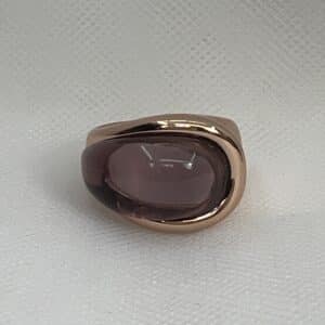 Anillo de plata chapado en oro rosa con piedra ovalada cabujon de color amatista.
