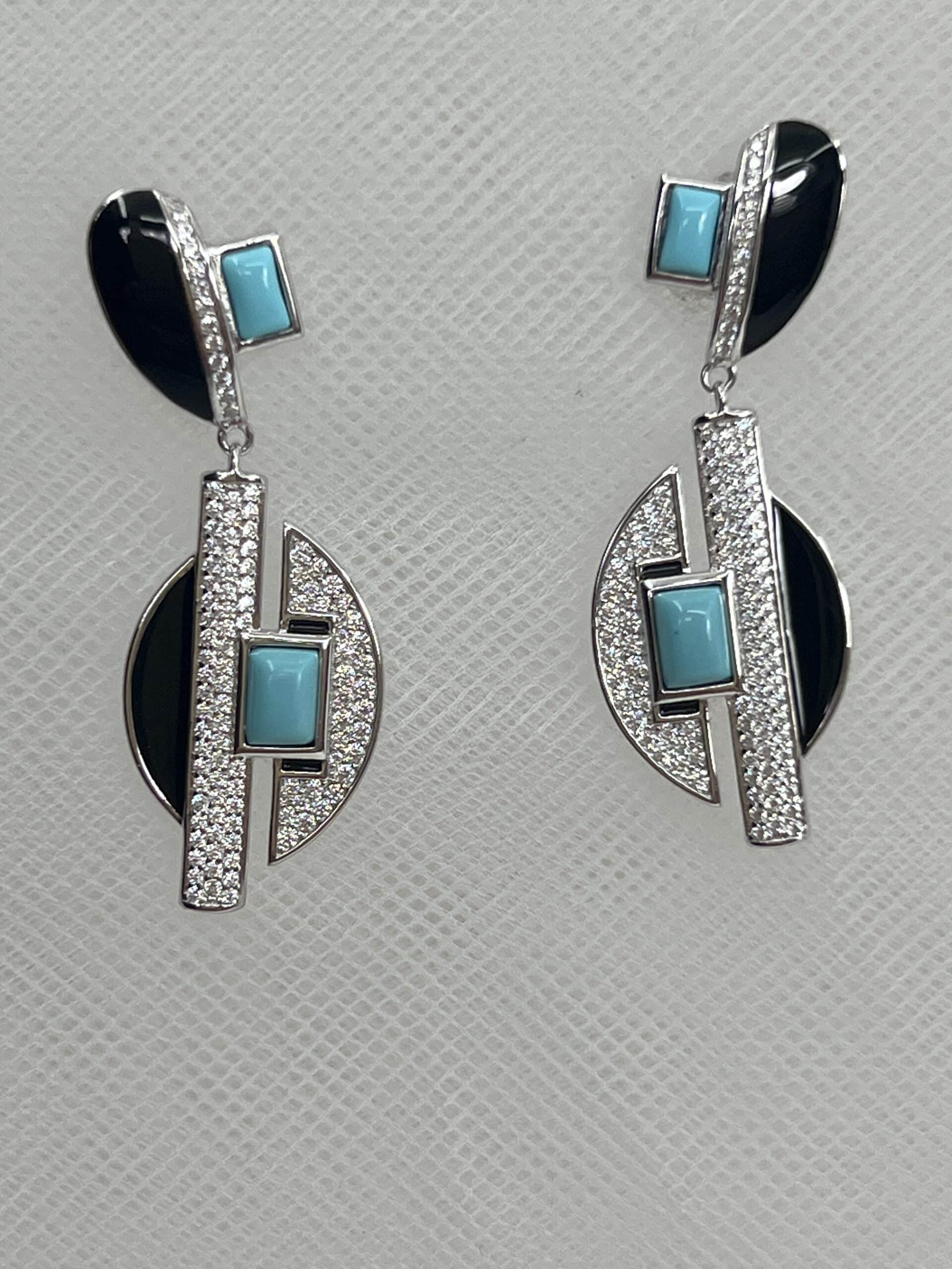 Pendientes de plata rodiados en oro blanco de esmalte negro circonitas y turquesa reconstituida.