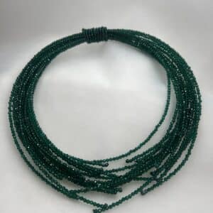 Collar de piedras de cristal  verde semirigido y abierto por el centro.
