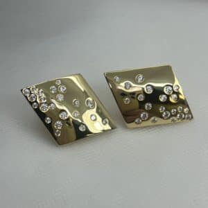 Pendientes de plata chapados en oro amarillo con circonitas de distintos tamaños engastadas aleatoriamente.