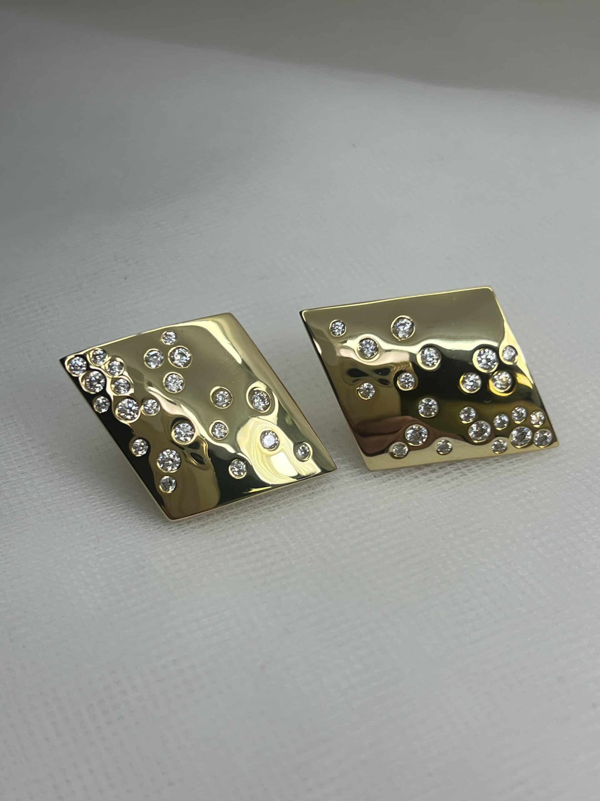 Pendientes de plata chapados en oro amarillo con circonitas de distintos tamaños engastadas aleatoriamente.