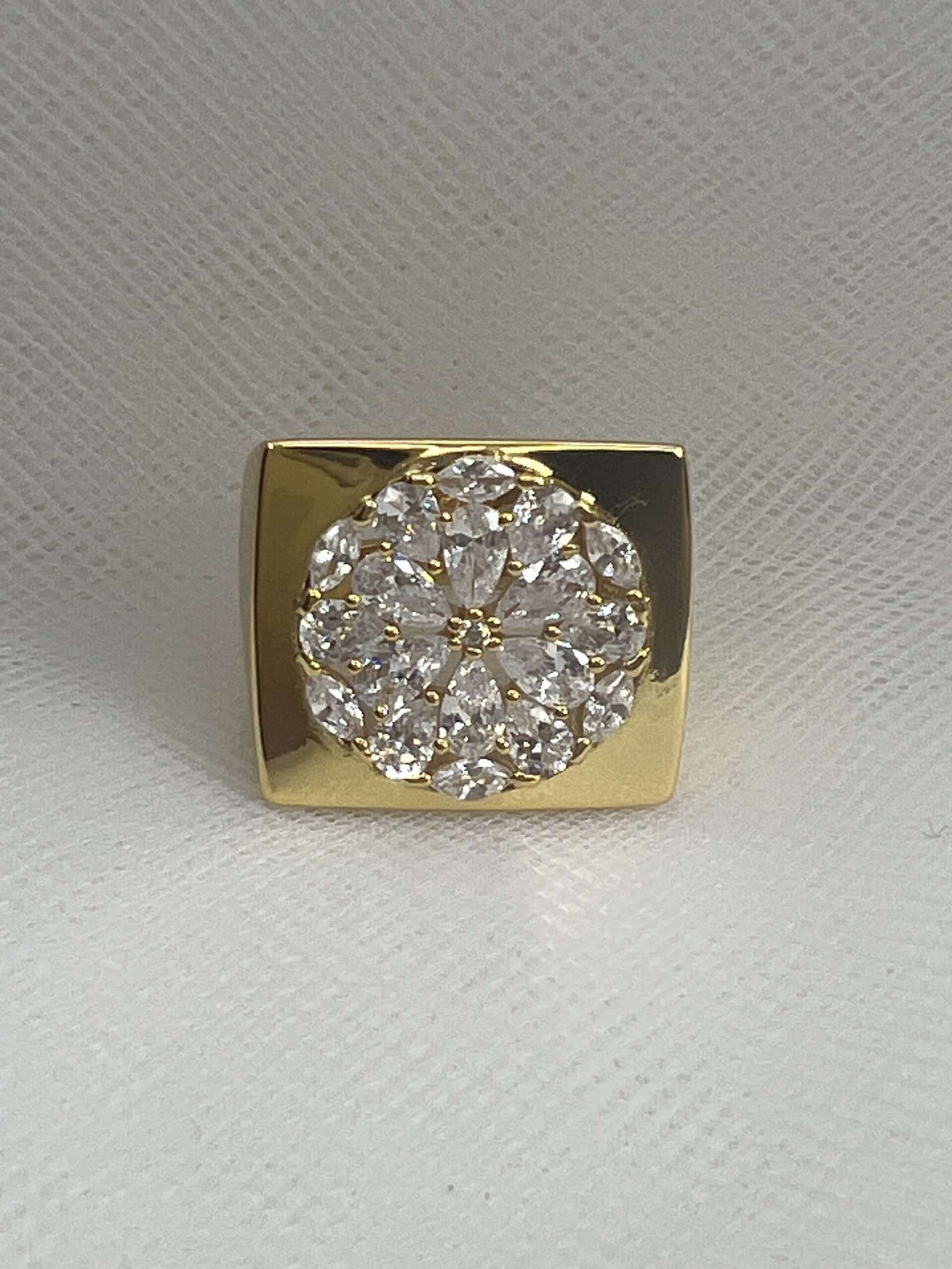 Anillo de plata chapado en oro amarillo sello con roseton de circonitas.
