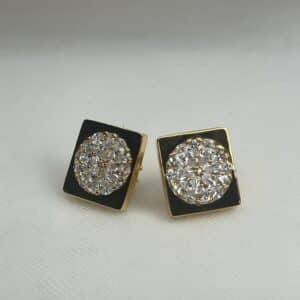 Pendientes de boton cuadrados de plata chapados en oro amarillo con un roseton en el centro de circonitas.