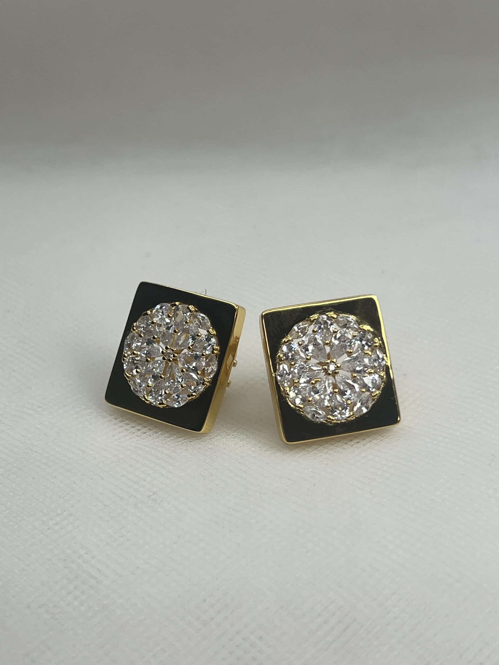 Pendientes de boton cuadrados de plata chapados en oro amarillo con un roseton en el centro de circonitas.