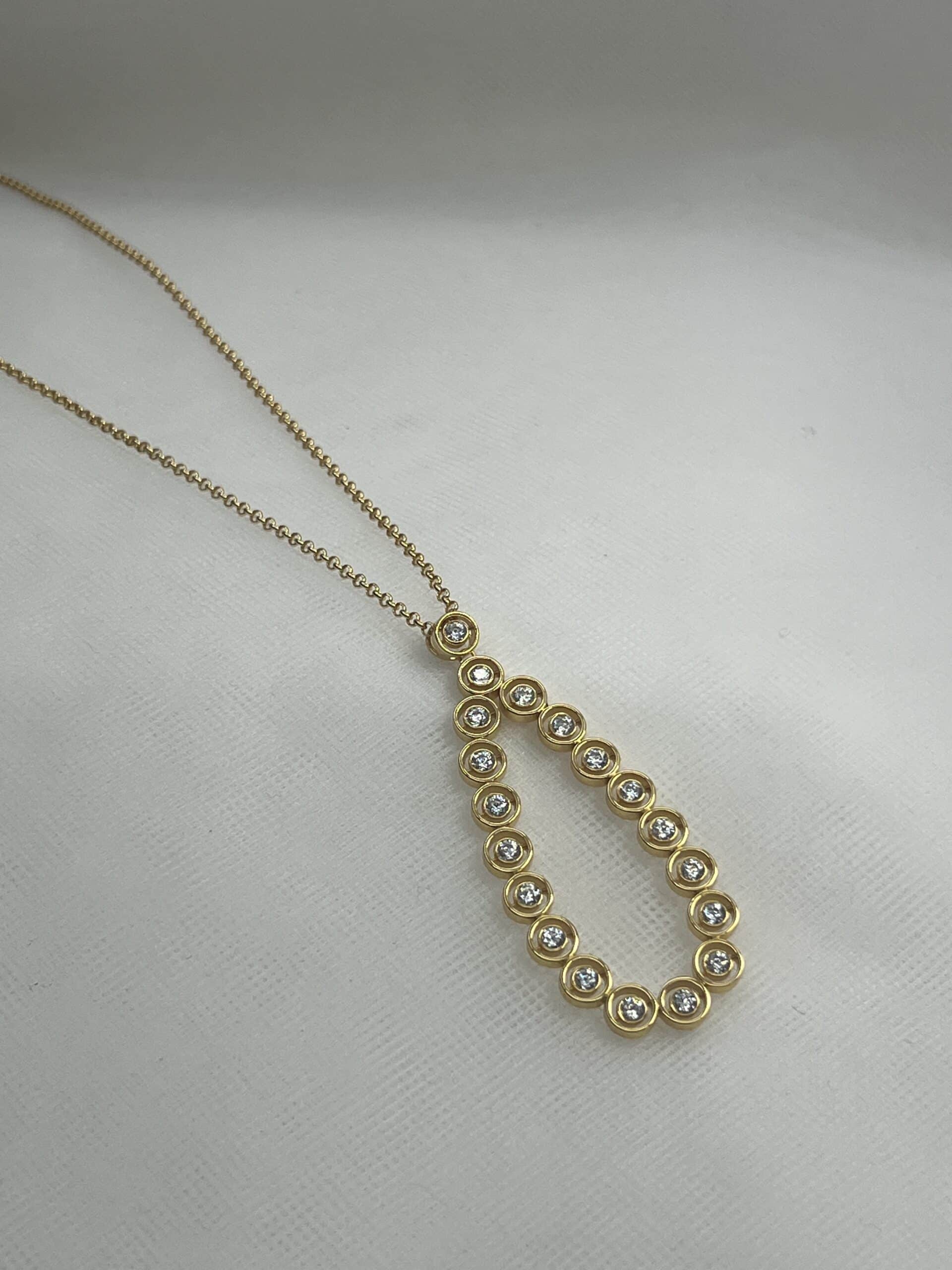 Collar de plata chapado en oro amrarillo cadena con colgante en forma de gota de chatones con circonitas.