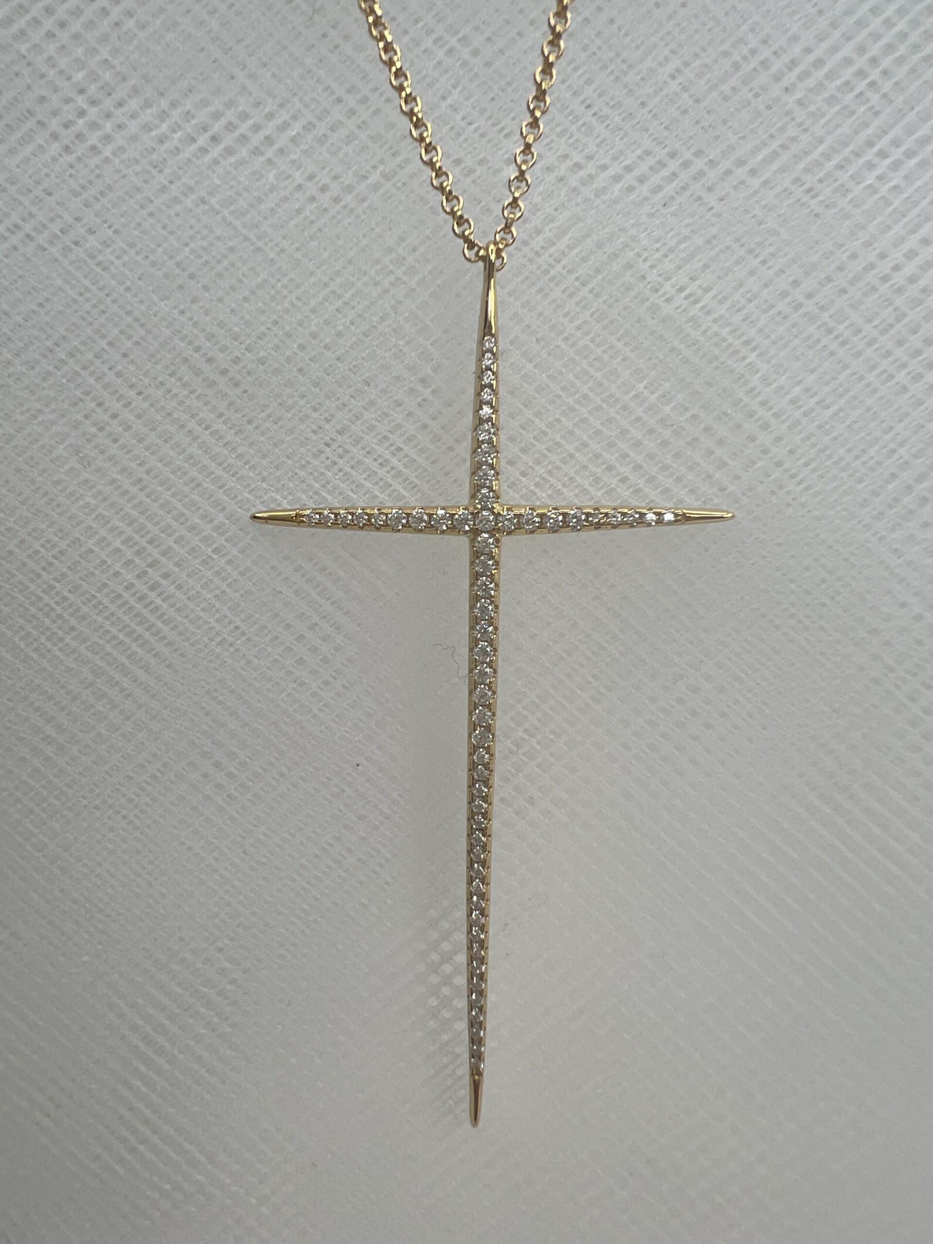 Collar de plata chapado en oro amarillo  cruz con circonitas engastadas.