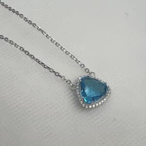 Collar de plata rodiado en oro blanco con colgante de circonitas blancas y azul.