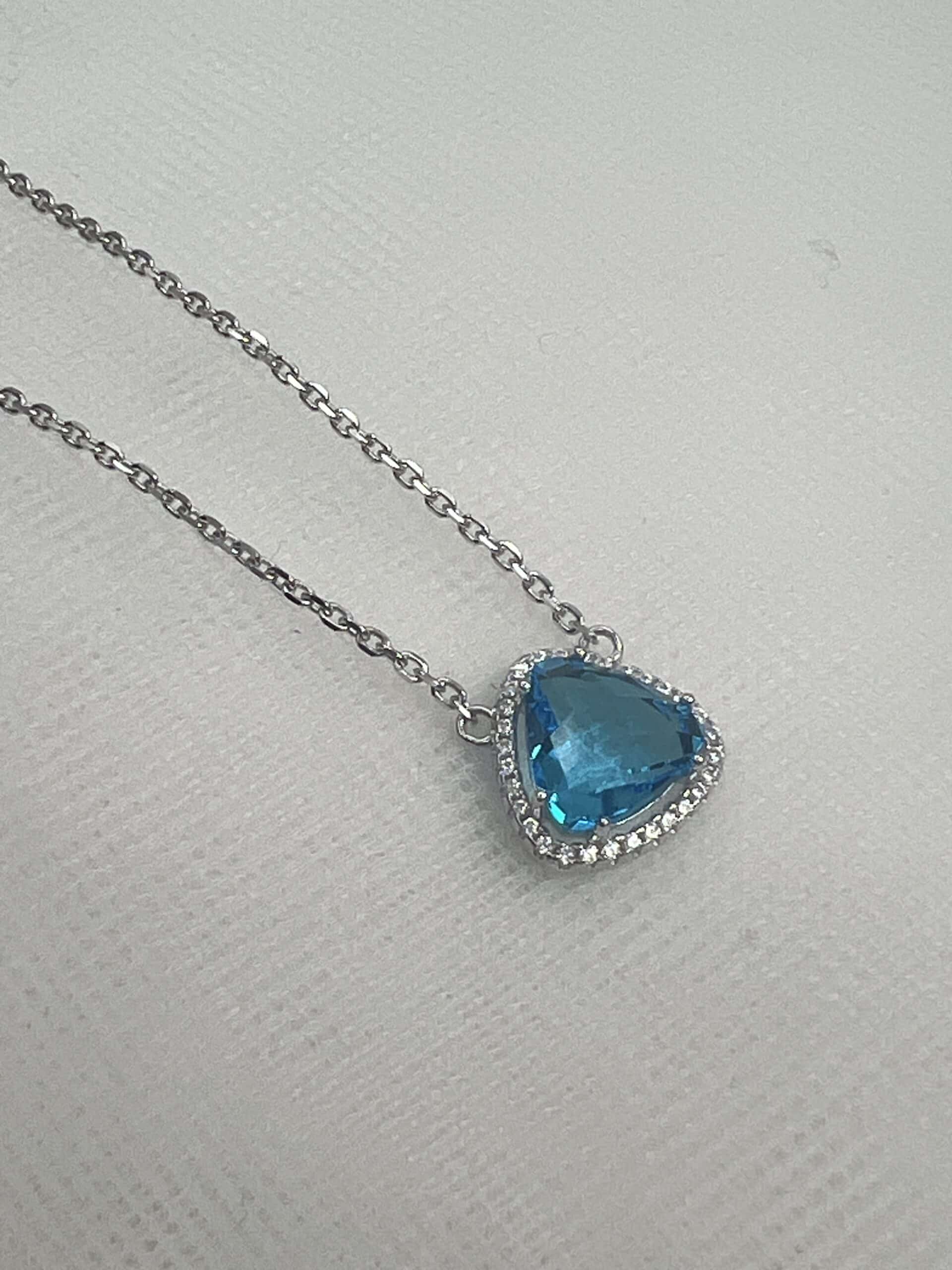 Collar de plata rodiado en oro blanco con colgante de circonitas blancas y azul.