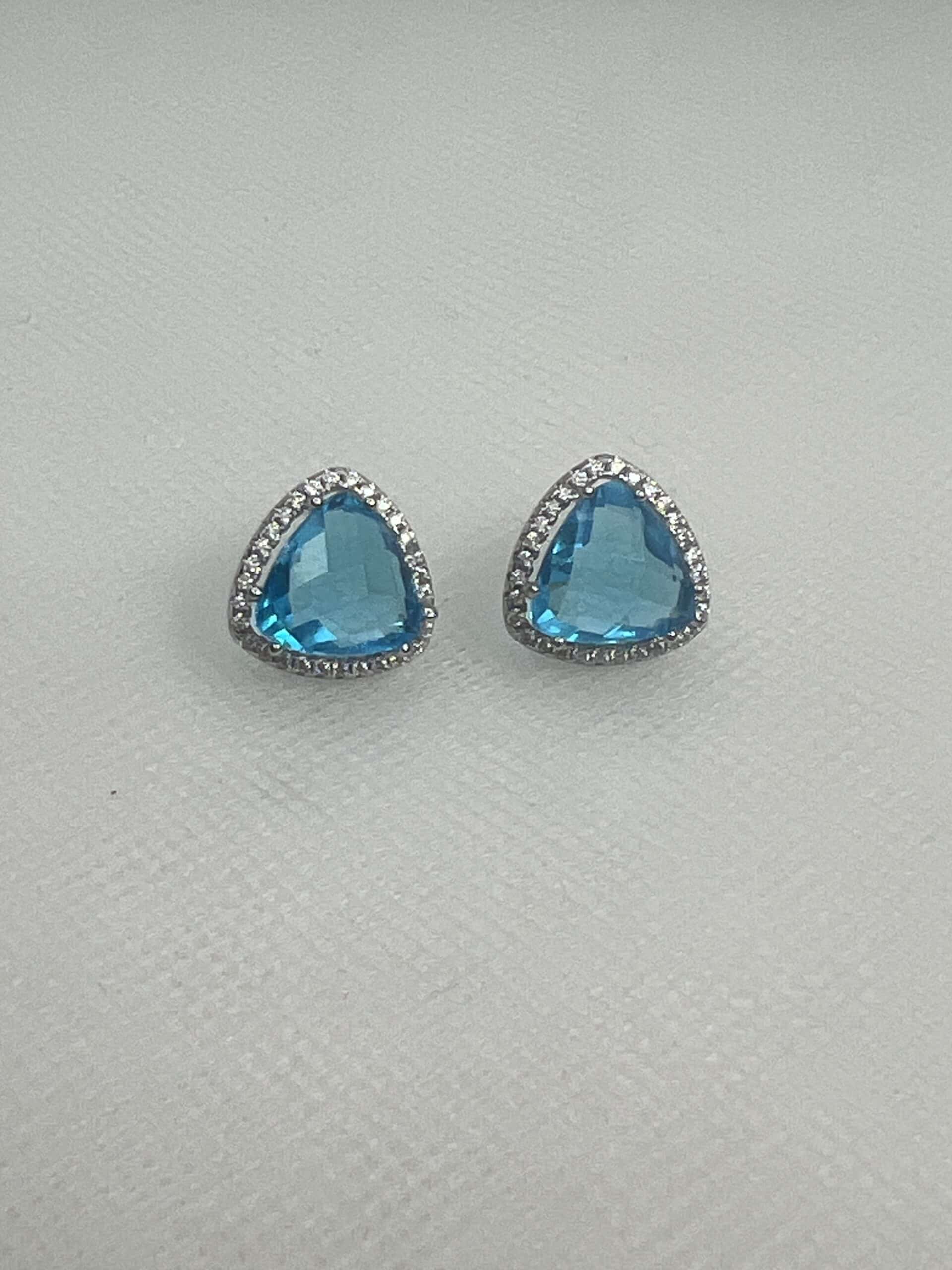 Pendientes de plata rodiados en oro blanco con circonitas blancas y azules.